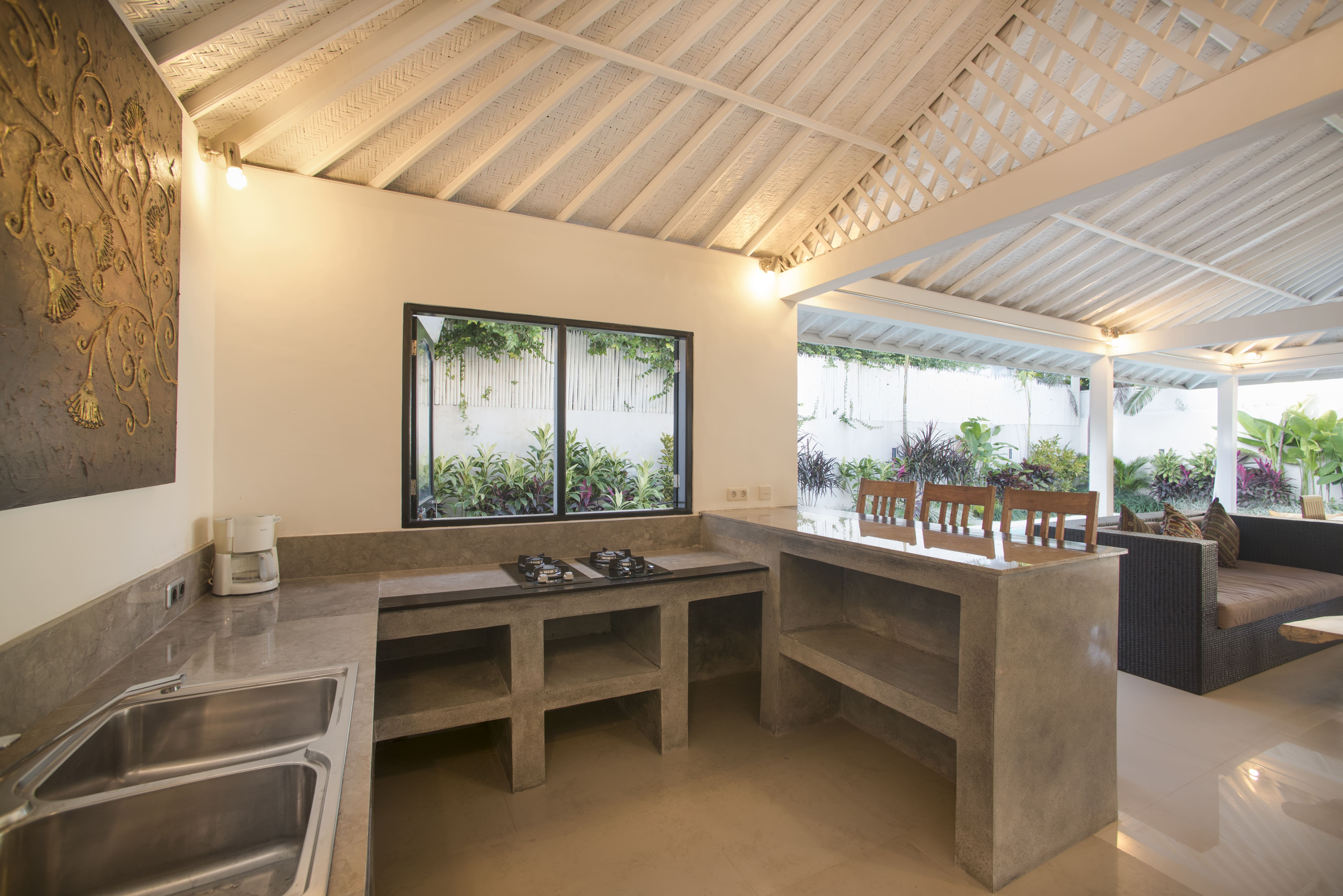 READY NOW 4 BEDROOM VILLA FOR SALE LEASEHOLD IN SEMINYAK
